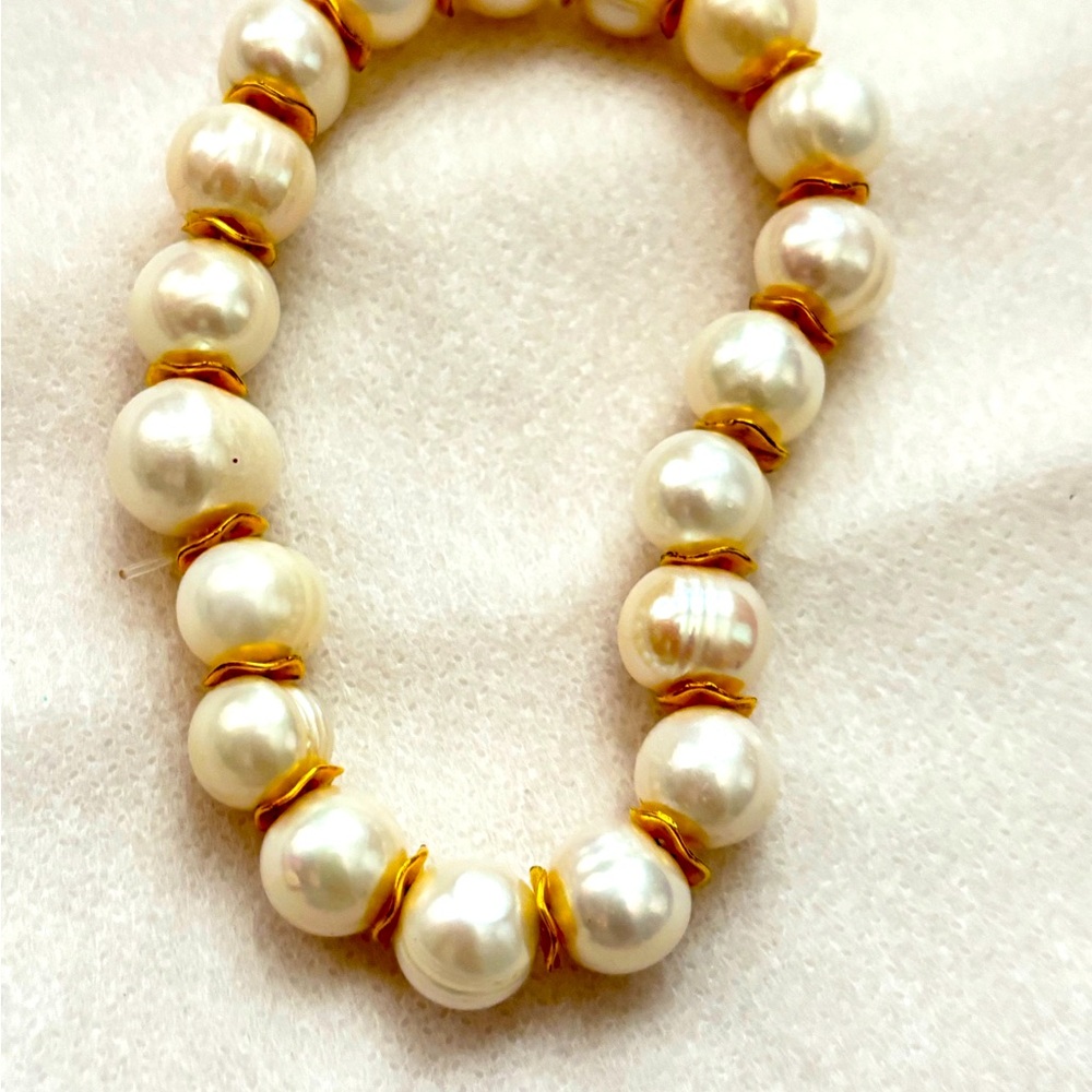 Elegant Pearl and Gold Bracelet
